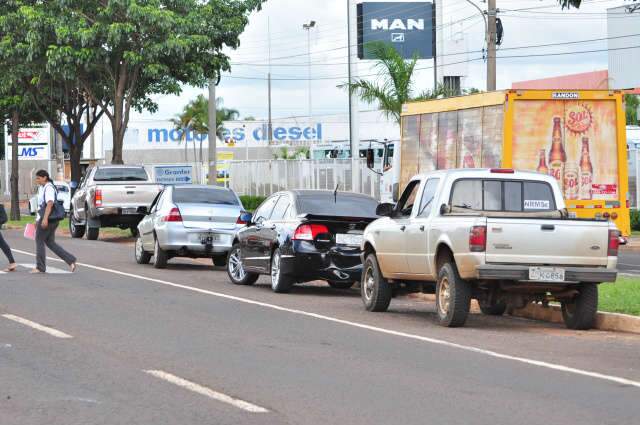  Engavetamento envolve quatro ve&iacute;culos na avenida Gury Marques