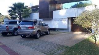 Carros e frente a escritório no Parque dos Poderes. (Foto: Renata Volpe)