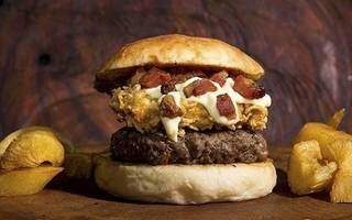 Lanche com hambúrguer de surtum, que venceu o Burger Fest MS.
