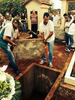 Funcionários da Pax que fez o velório tiveram que ajudar a fazer o enterro. (Foto: WhatsApp)