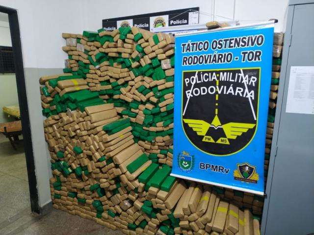 Foragido &eacute; preso com 1.200 quilos de maconha em caminhonete roubada