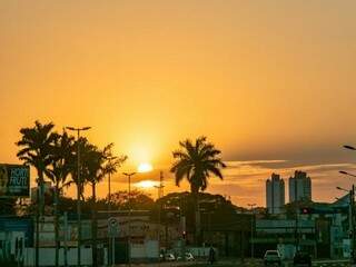 Sol coloriu o céu da Capital na manhã desta sexta-feira (Foto: Henrique Kawaminami)