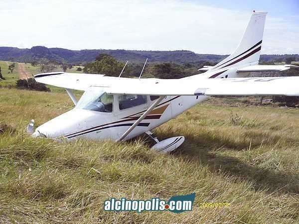 Avi&atilde;o com tr&ecirc;s ocupantes faz pouso for&ccedil;ado ap&oacute;s pane e piloto fica ferido