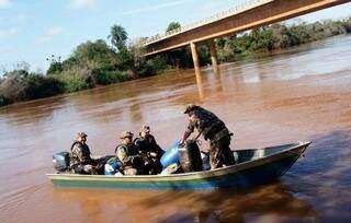 Policiais durante rondas em rios de Mato Grosso do Sul (Foto: divulgação/PMA)