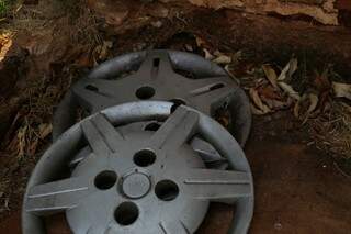 O resultado são pneus estourados e calotas quebradas. (Foto: Fernando Antunes)
