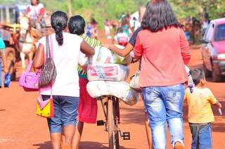 Índios levam para casa a cestas de alimentos distribuídos nas aldeias (Foto: Eliel Oliveira)