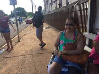 Maria Terezinha, 56 anos, em ponto de ônibus quase no cruzamento com a Ernesto Geisel. (Foto: Aletheya Alves)