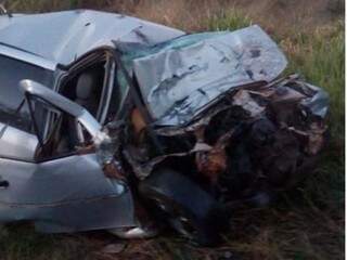 Veículo foi completamente destruído pella batida.(Foto: Impacto News)