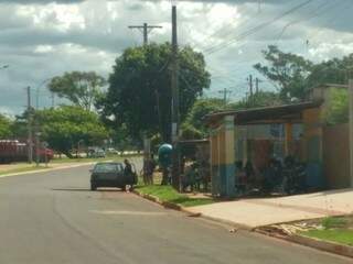 Aglomeração em frente a residência da família do rapaz na Vila Popular. (Foto: Adriano Fernandes) 