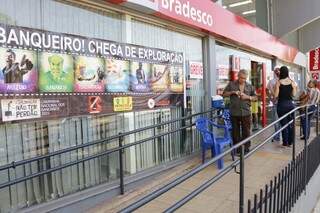 Em Dourados são 27 agências fechadas há uma semana por causa da greve dos bancários (Foto: Eliel Oliveira)