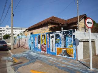 Pinturas levam moradores e quem passa na rua a interpretações diversas. (Foto: Thailla Torres)