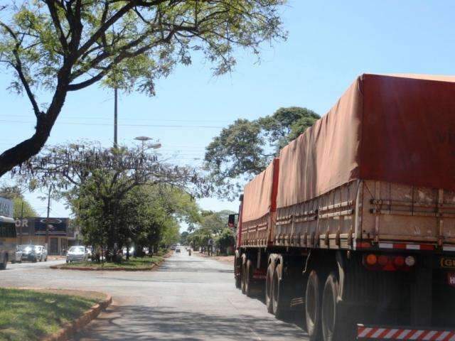 Caminhoneiros aproveitam falta de fiscaliza&ccedil;&atilde;o e &ldquo;invadem&rdquo; ruas centrais