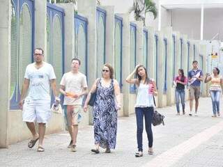 Adventistas chegam a colégio para segundo dia de exame (Foto: João Garrigó)