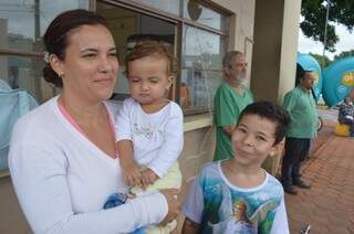 Jussanira Lemes, ao lado dos filhos Mateus, 1 ano, e Fernando, 10, saíram sem receber atendimento no HU. (Foto: Pedro Peralta)