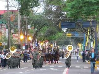 Desfile será a partir das 8h na avenida Marcelino Pires. Foto mostra solenidade do ano passado. (Foto: Dourados News/Arquivo)