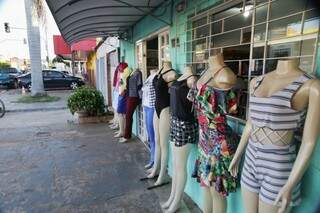 Manequins expõem roupas na porta de loja no Aero Rancho (Foto: Fernando Antunes)