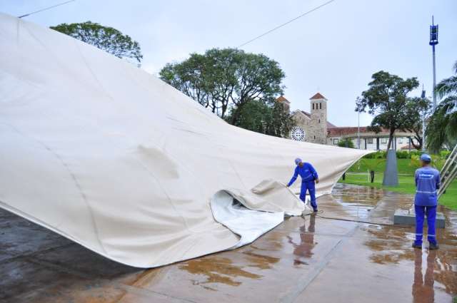 Chuva com vento de 36 km por hora derruba concha ac&uacute;stica da pra&ccedil;a