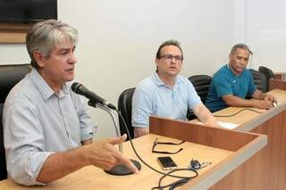 Vereadores Marcos Alex (PT), Lívio Viana (PSDB) e Chiquinho Telles (PSD) em reunião da CPI da Vacina. (Foto: Divulgação/Assessoria Câmara)