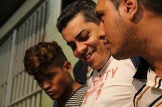 Acusados de roubo, em que agrediram funcionários, riem durante apresentação (Foto: Marcos Ermínio)