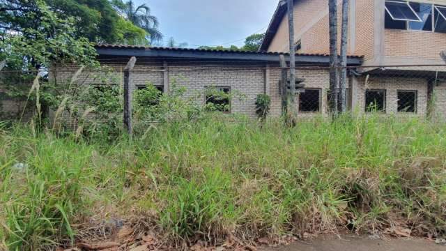 Im&oacute;vel desocupado vira ponto de usu&aacute;rio de droga e dep&oacute;sito de lixo