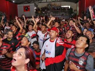 Com bateria e otimismo, torcedores esperam vit&oacute;ria do Flamengo