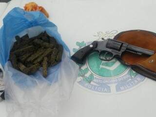 Porções de maconha e revólver apreendidos pela PM em casa do Jardim Aeroporto (Foto: Divulgação/Polícia Militar)
