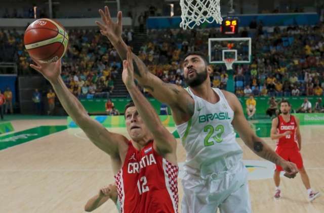 Basquete masculino perde por 4 pontos e complica classifica&ccedil;&atilde;o