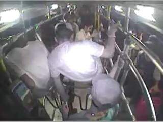 Imagens do circuito interno do ônibus mostram jovens pulando a catraca sem pagar a passagem. (Foto: Reprodução)