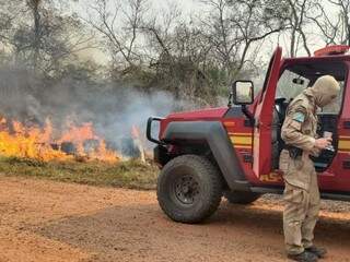 Combate às chamas na região tem equipes dos bombeiros, Prevfogo, ICMBio e brigadistas do refúgio (Foto/Divulgação: Corpo de Bombeiros)