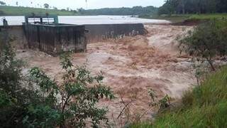 Parte da barragem se rompeu devido às chuvas de ontem. (Foto: Divulgação)