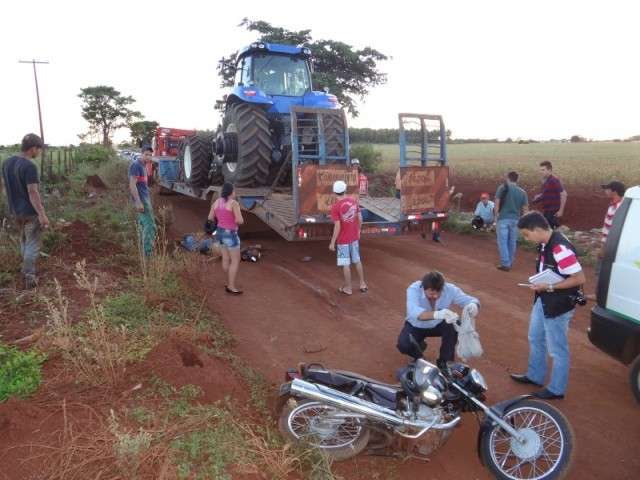 Passageiro de moto de 29 anos morre ao ser atropelado por carreta