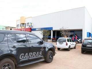 Equipe do Garras foi até a agência esta manhã (Foto: Henrique Kawaminami)