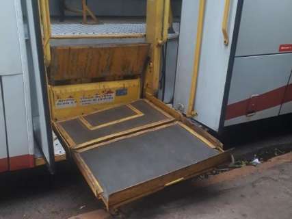 Plataforma de acessibilidade quebra e usuários cadeirantes perdem ônibus