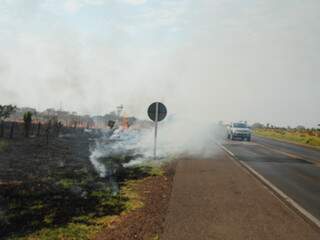 Fogo chegou perto do asfalto também e a fumaça invadiu a pista