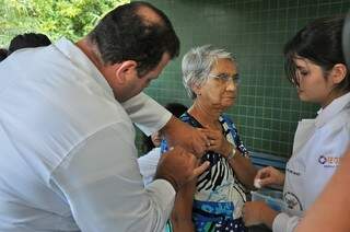Até ontem, Dourados não tinha alcançado meta de vacinar 80% das 64,1 mil pessoas que fazem parte dos grupos prioritários (Foto: Chico Leite/Divulgação)