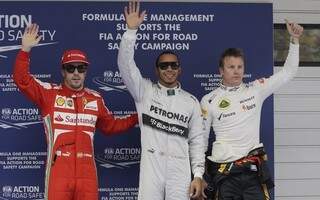 Lewis Hamilton, Fernando Alonso e Kimmi Raikkonen largam na frente em Xangai. (Foto: AP)