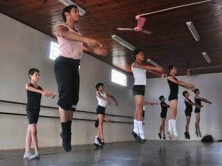 Bailarinos da Zoe Escola de Dança, do bairro Nova Lima. (Foto: Arquivo Campo Grande News)