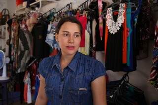 A comerciante Tamires Cristina chegou a cancelar o crediário próprio em sua loja. (Foto:Fernando Antunes)