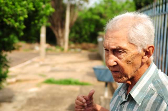 Lixo em terreno baldio gera reclama&ccedil;&atilde;o de moradores do Cai&ccedil;ara