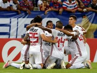 Jogadores do Tricolor celebram gol no estádio Castelão (Foto: Divulgação)