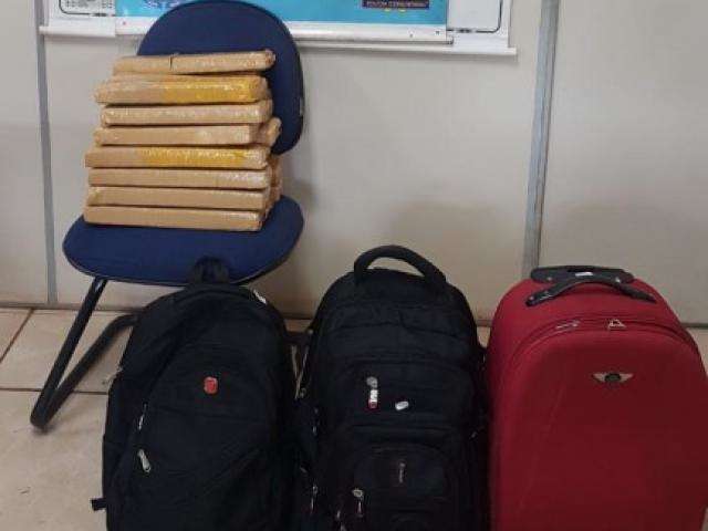 Adolescente de 17 anos &eacute; preso com tabletes de maconha na bagagem 
