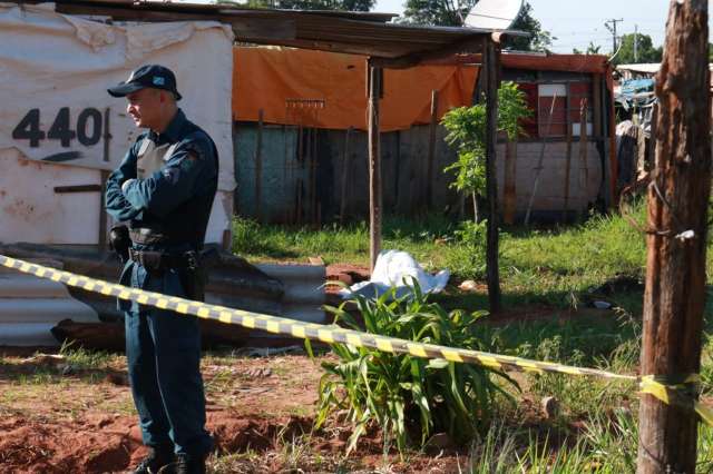 Homem encontrado em &aacute;rea invadida foi assassinado com facada