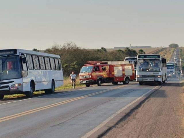 Engavetamento envolvendo 4 veículos deixa 3 pessoas feridas na BR-262