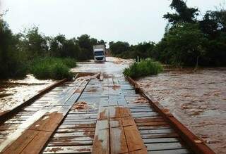 Em Amambai chuva destruiu pontes e deixou moradores isolados. (Foto: Prefeitura)