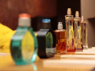 Você sabe como escolher um perfume? E os mitos por trás deles? Afinal, tem produto que vai durar a noite toda?