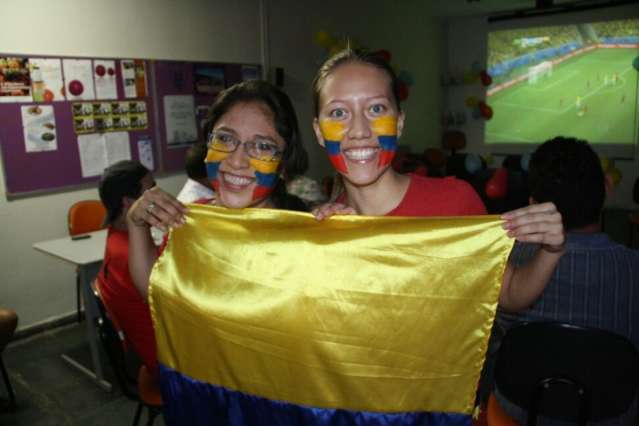 Irm&atilde;s colombianas recebem amigos brasileiros para assistirem jogo