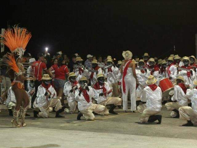 Desfiles das escolas de samba do grupo especial atraem 12 mil &agrave; Pra&ccedil;a do Papa