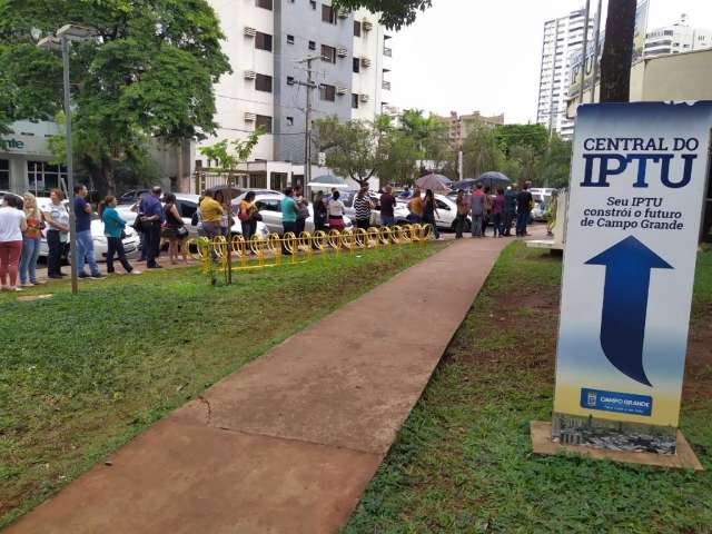 Central amanhece com fila e Prefeitura j&aacute; bateu meta do Refis Natalino