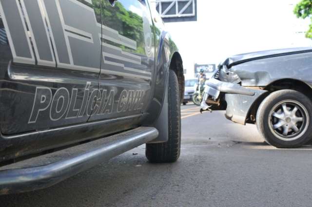 Viatura transportando preso colide com carro e deixa tr&acirc;nsito lento na Cear&aacute; 