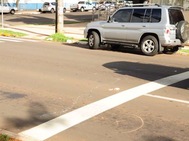 Motociclista fica ferido ao bater na traseira de camionete na Afonso Pena